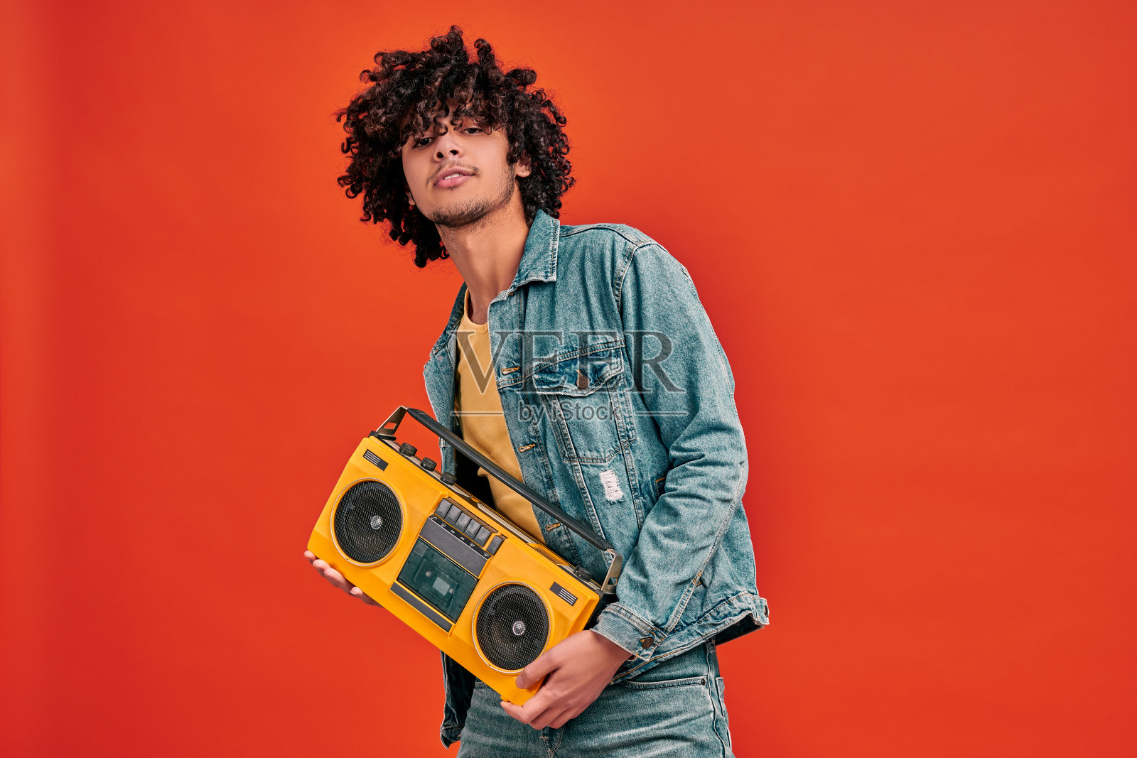 热爱音乐的学生照片摄影图片