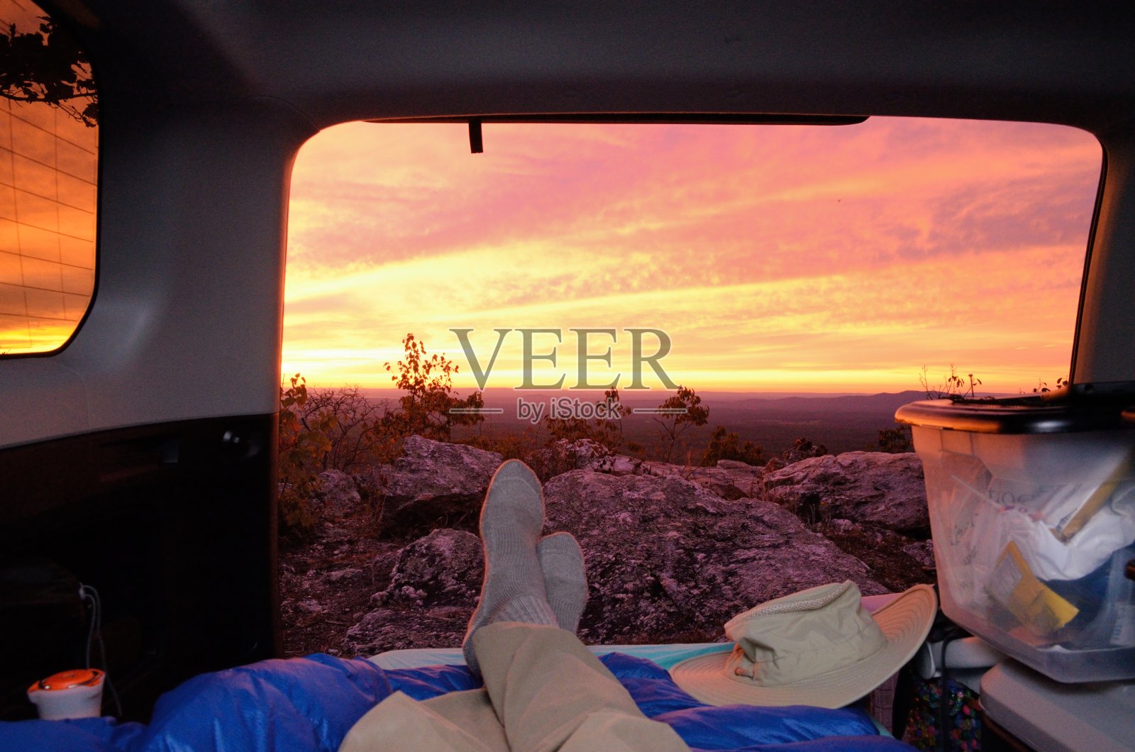 日落时分,在SUV汽车露营车上休息照片摄影图片