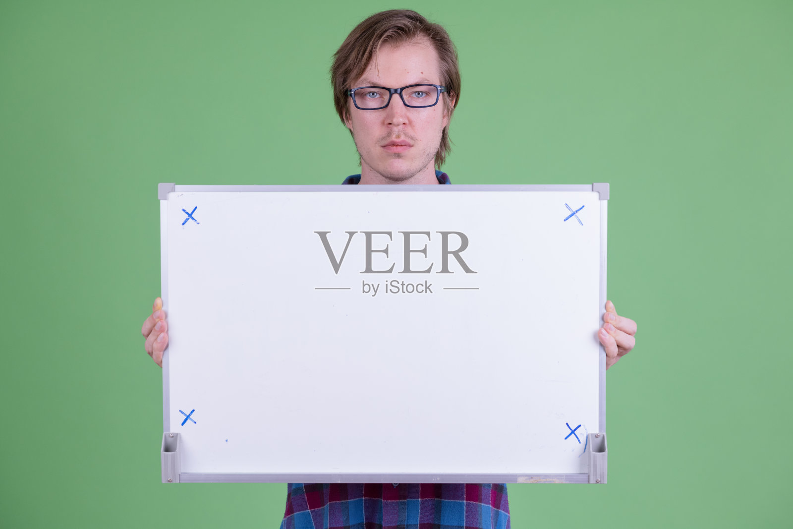 戴眼镜的时尚男青年手持白板照片摄影图片