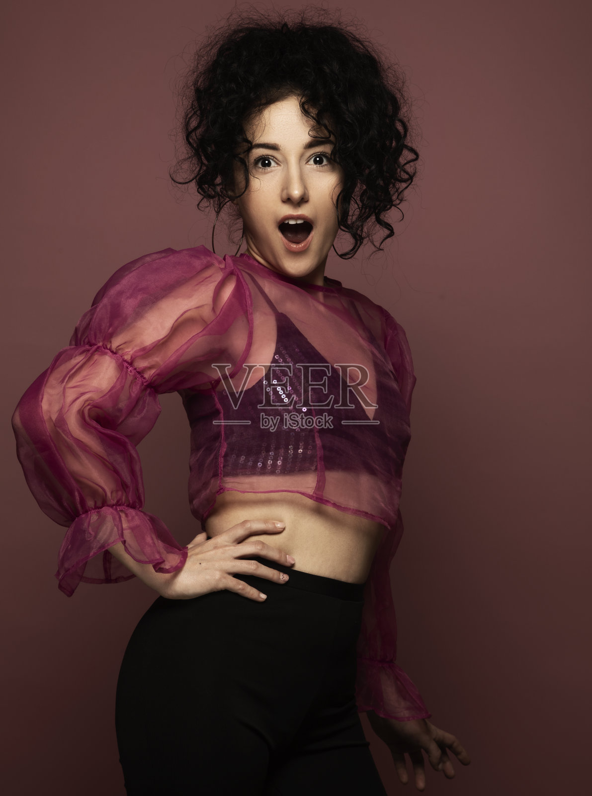 美女摄影棚拍摄照片摄影图片