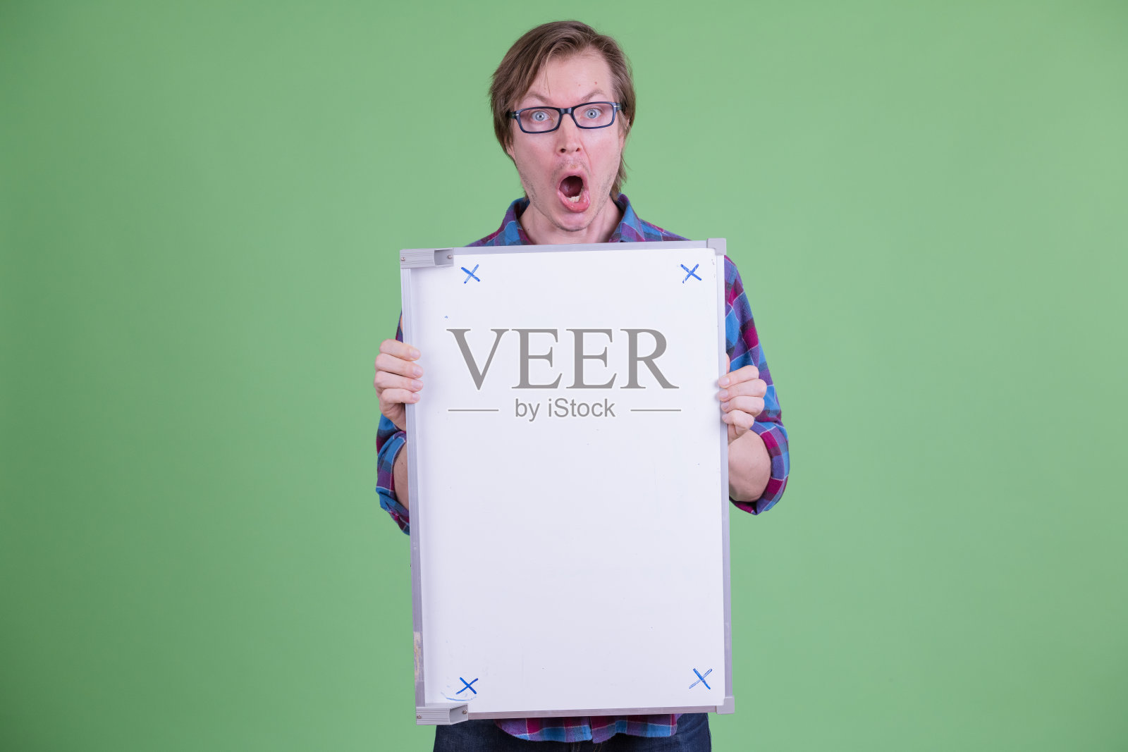 拿着白板并显得震惊的年轻英俊潮人照片摄影图片