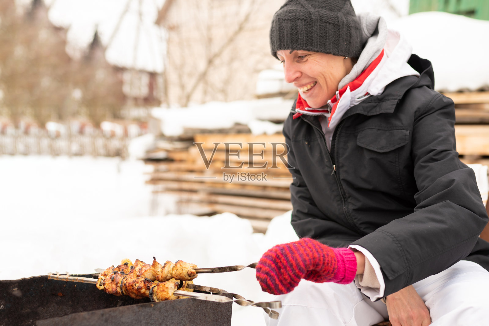 冬天,一位女士在洗发水上吃烤肉照片摄影图片