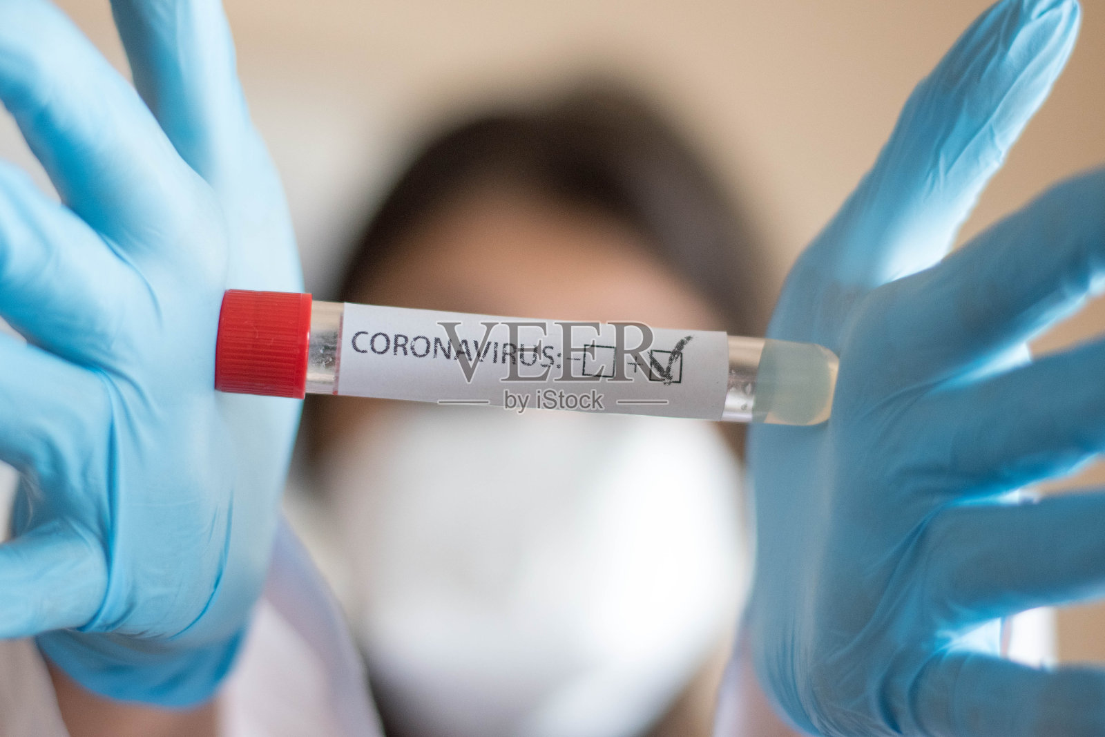 护士戴着口罩进行血液检测呈阳性照片摄影图片