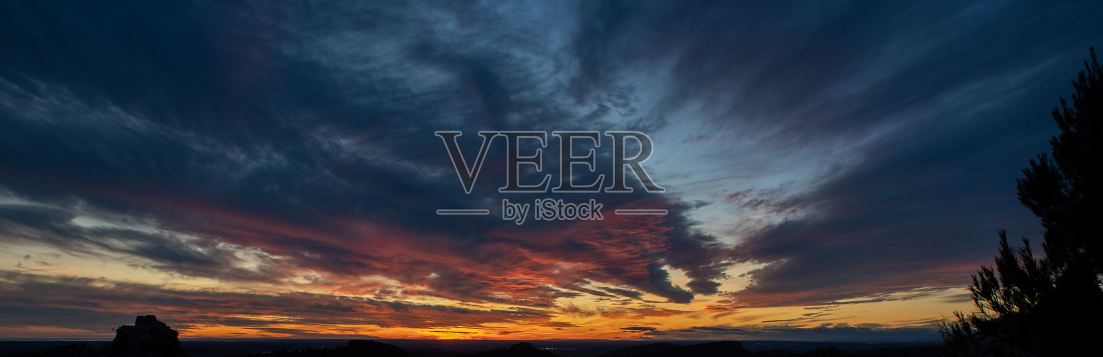 日落或日出在天空的阿尔皮勒斯橙色和黄色。美丽的云彩,完美的天空替代。照片摄影图片