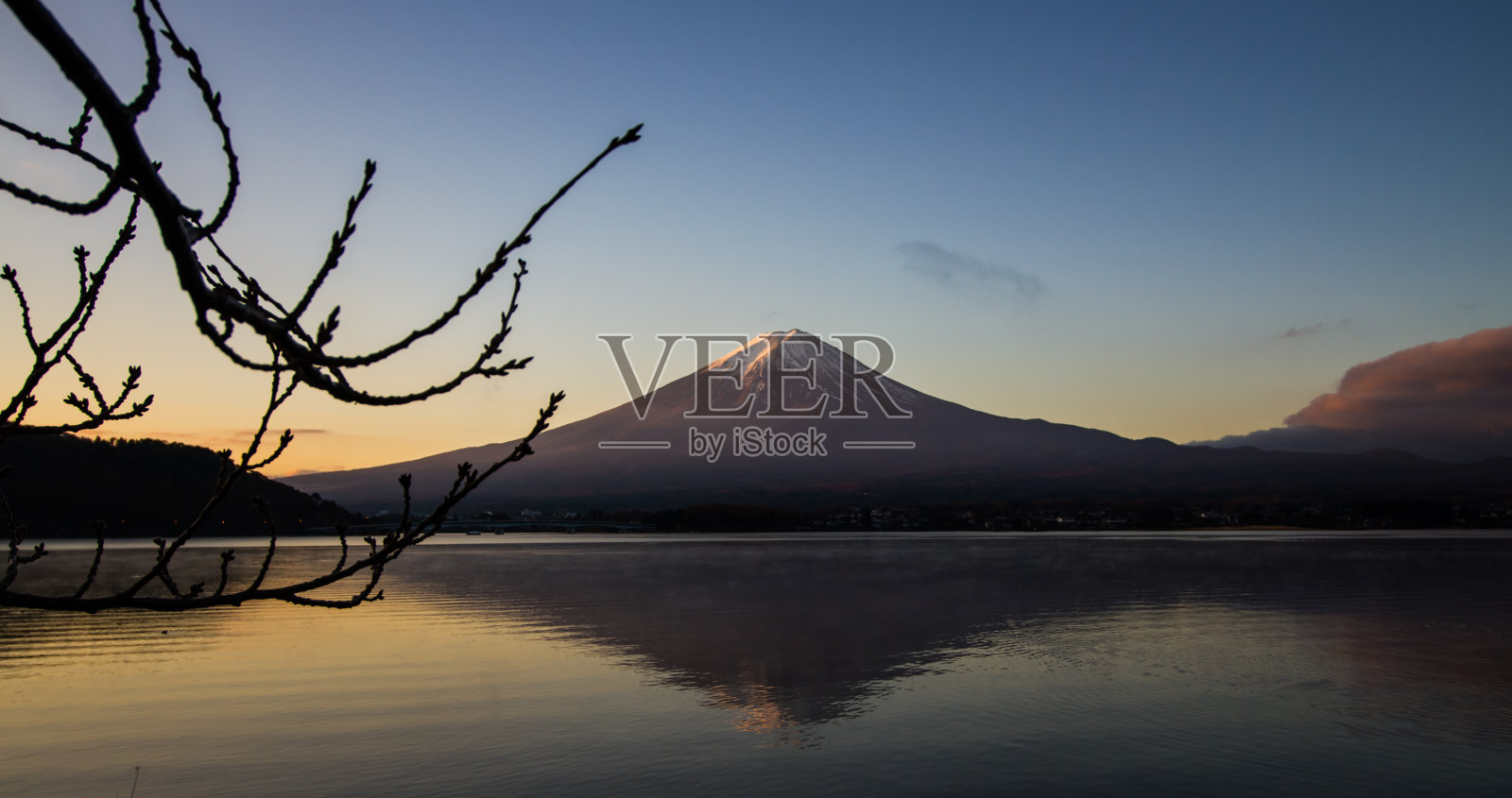 欣尝到富士山美丽的反映照片摄影图片