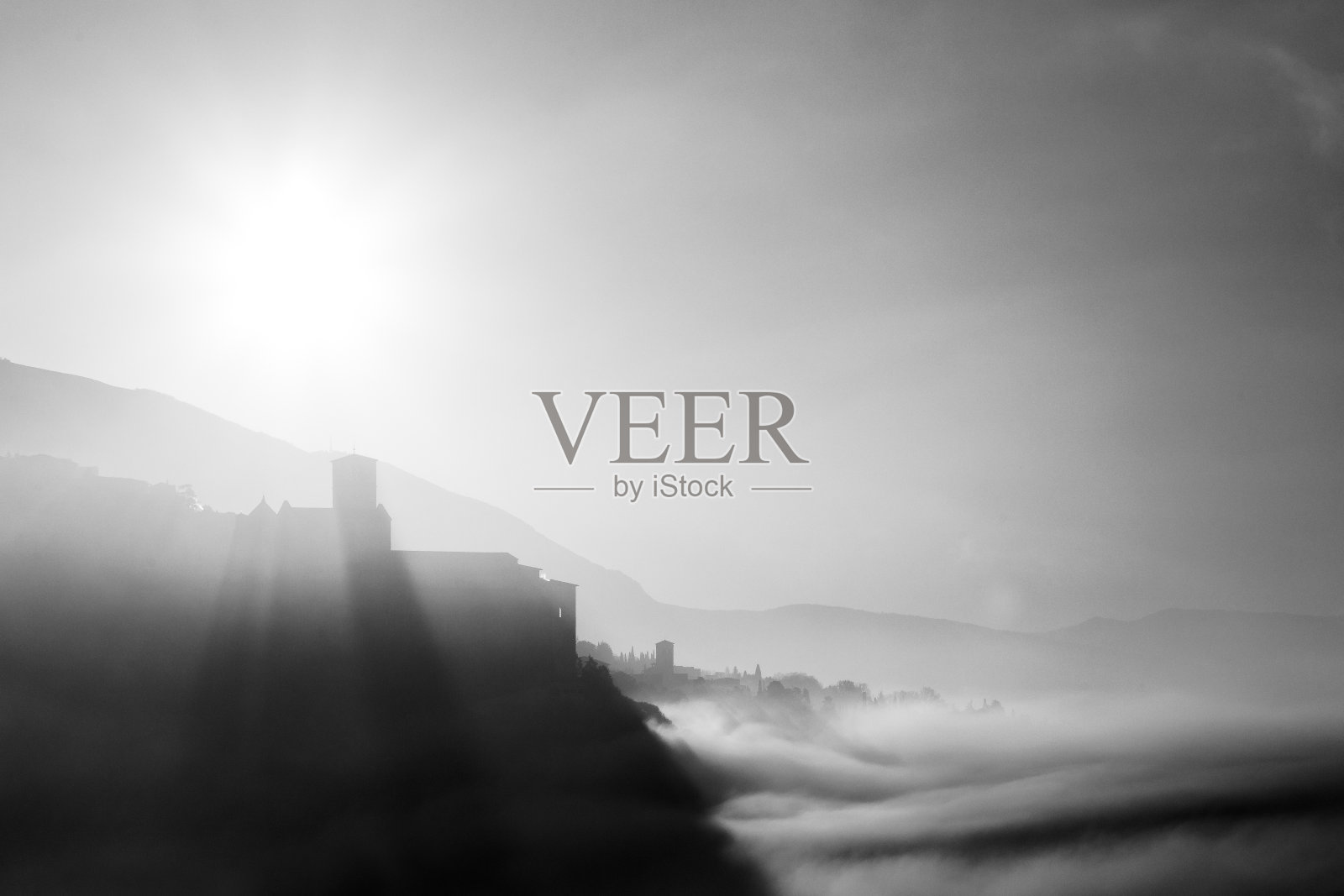 黎明时分,阿西西和圣弗朗西斯教堂(翁布里亚,意大利)的梦幻景象照片摄影图片