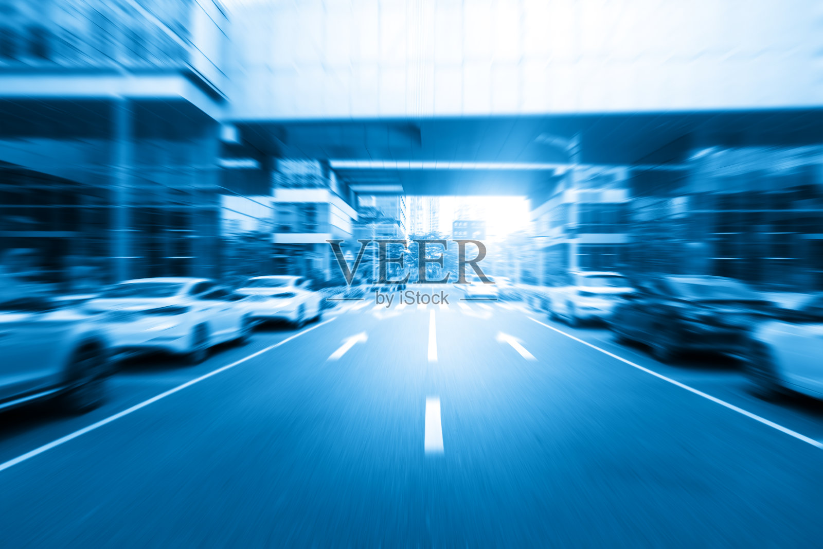 蓝色风格的动感模糊公路和现代城市建筑照片摄影图片