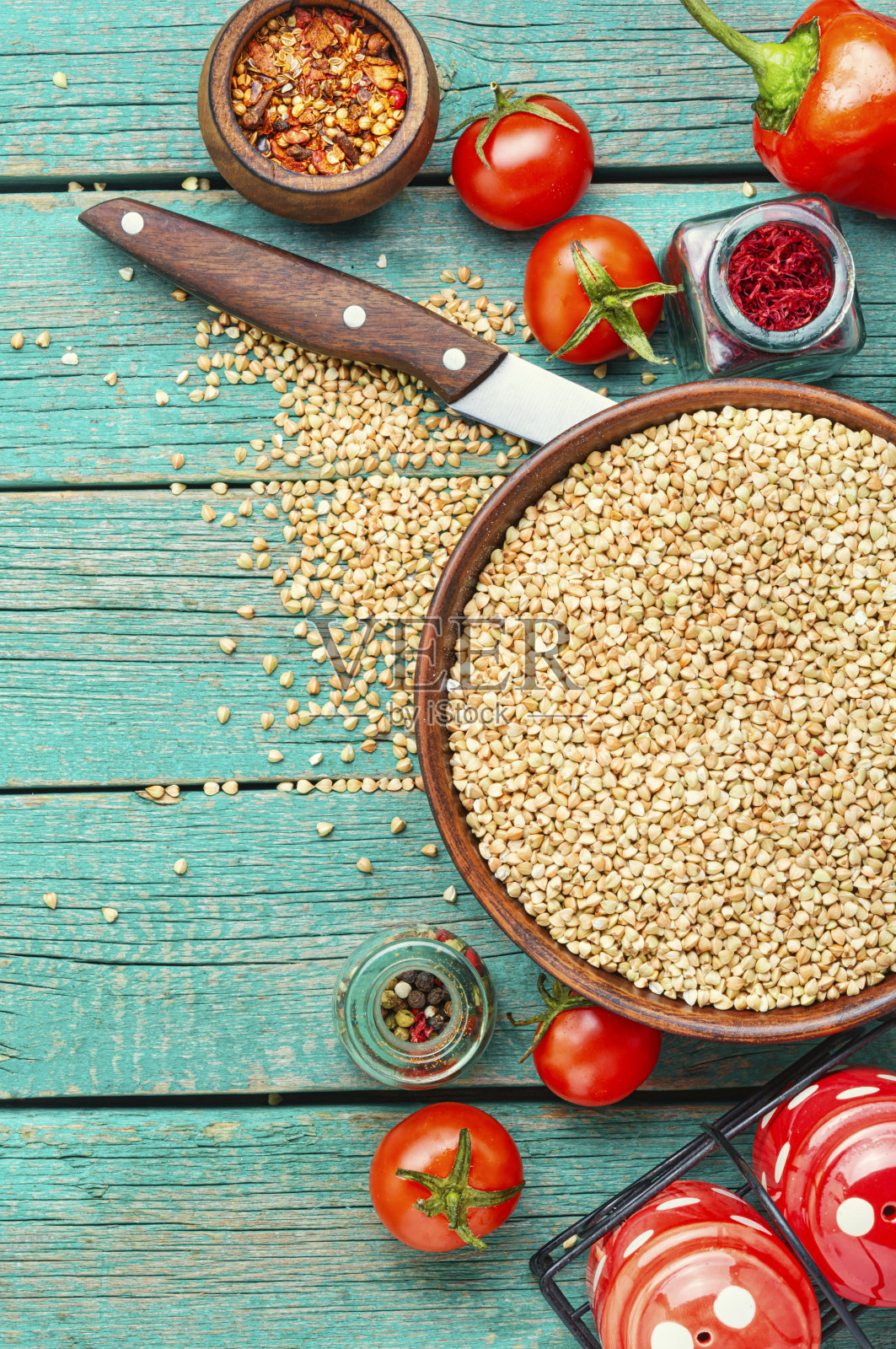 木桌子上放着绿荞麦照片摄影图片