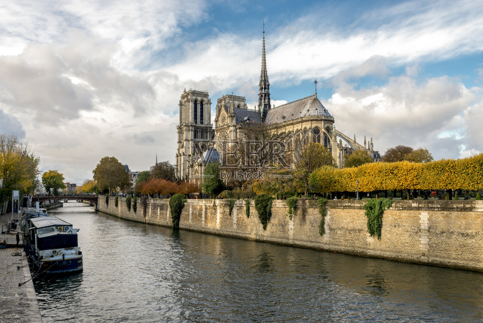 巴黎塞纳河堤岸和巴黎圣母院秋景照片摄影图片