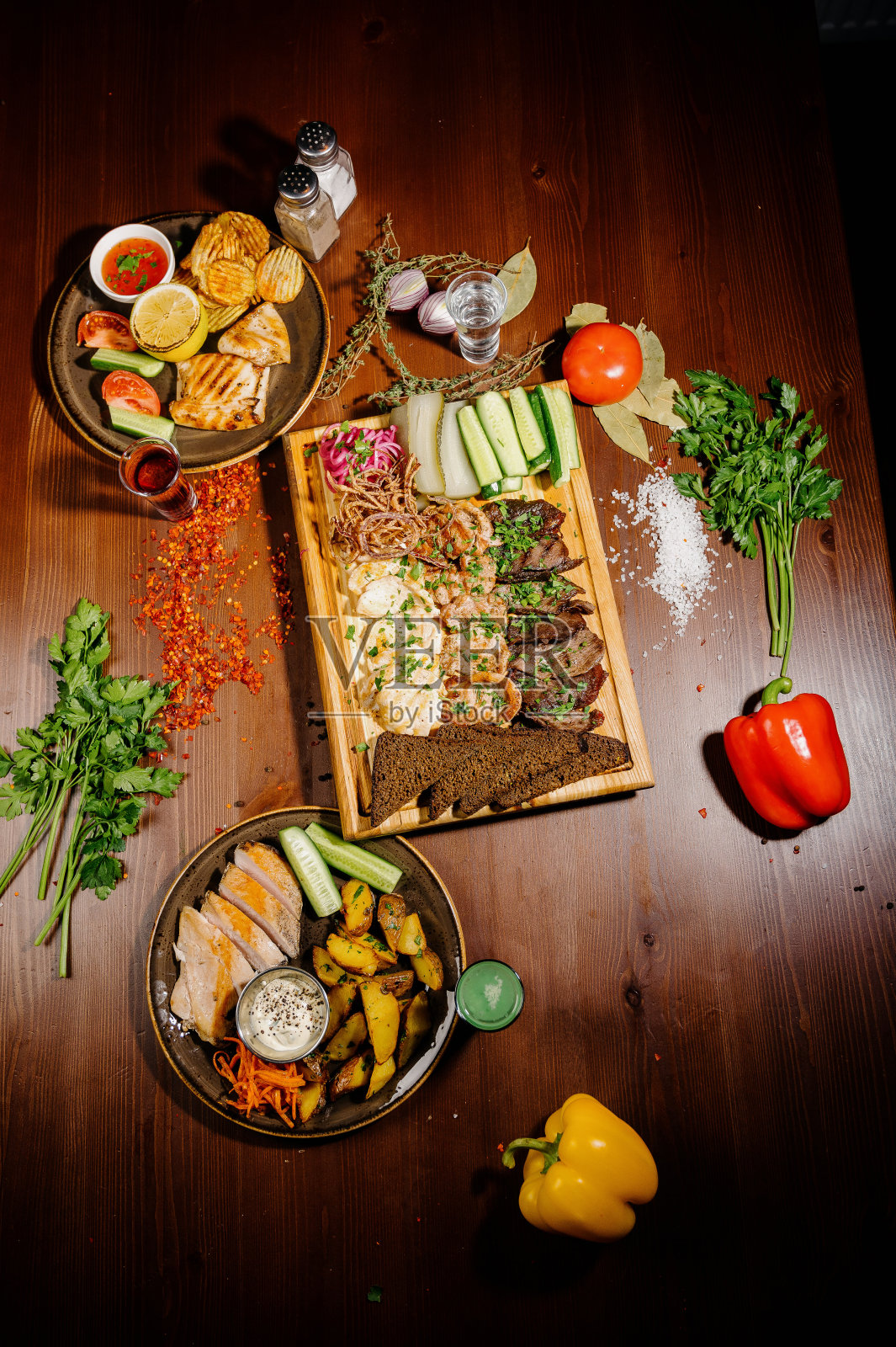 桌子上有许多不同的美味佳肴。桌上有各种小吃和开胃菜。餐厅菜单。俯视图照片摄影图片