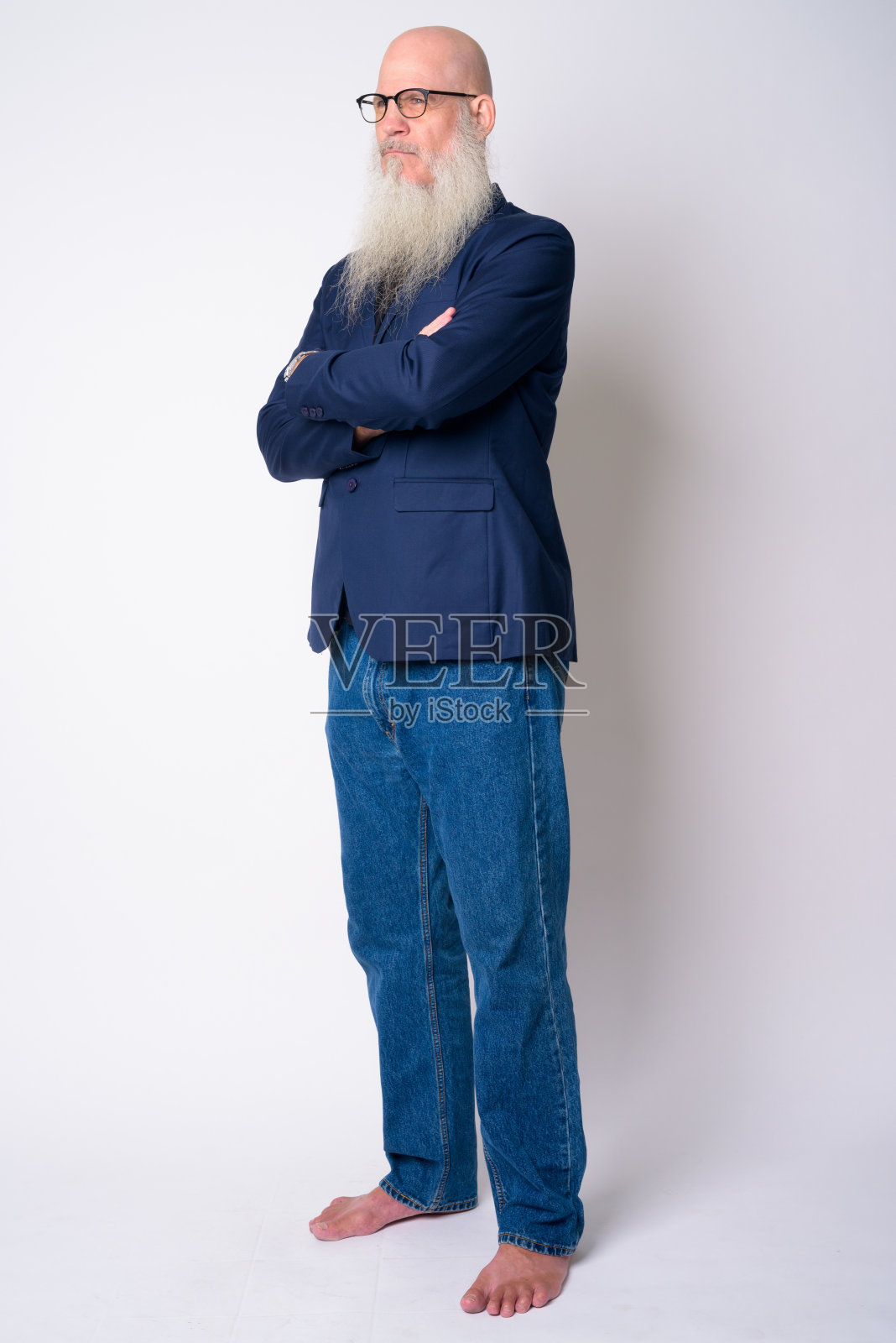 这是一个成熟的秃头商人双臂交叉思考的全身照照片摄影图片