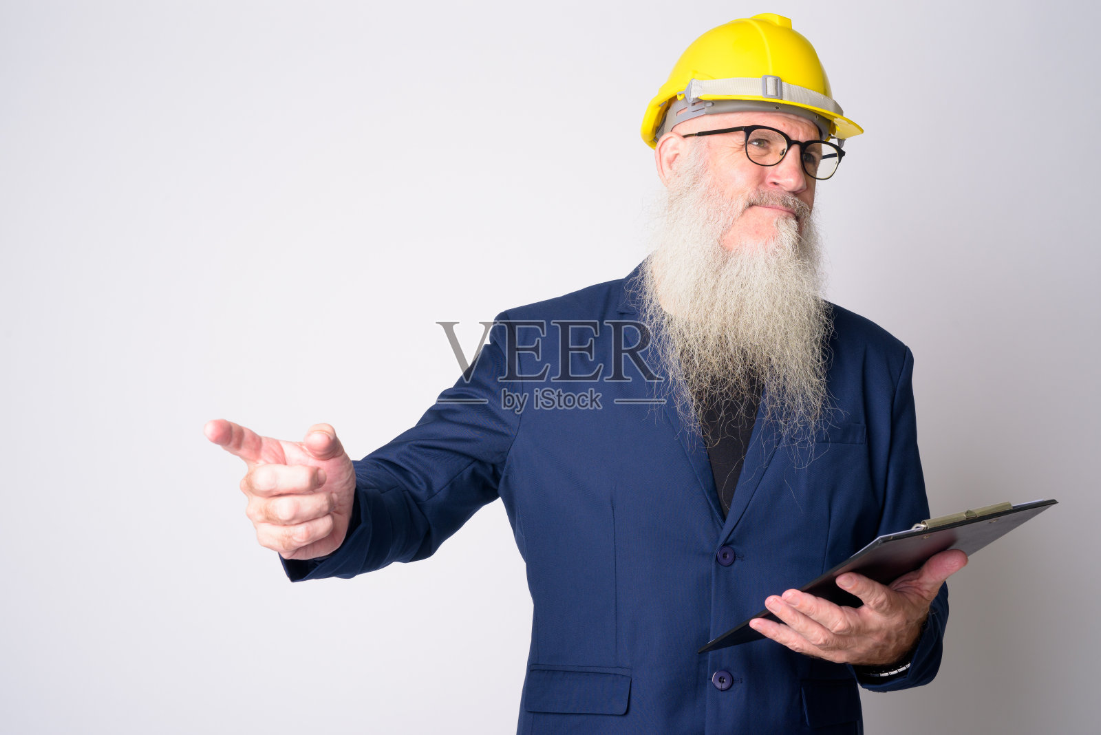 成熟的大胡子商人拿着剪贴板作为工程师指导照片摄影图片