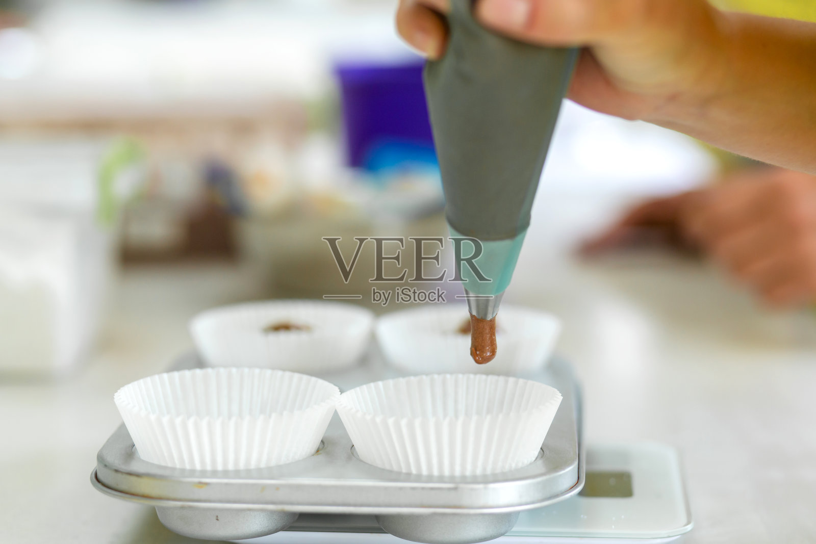 女专业糕点师将巧克力面团涂在烤盘上照片摄影图片