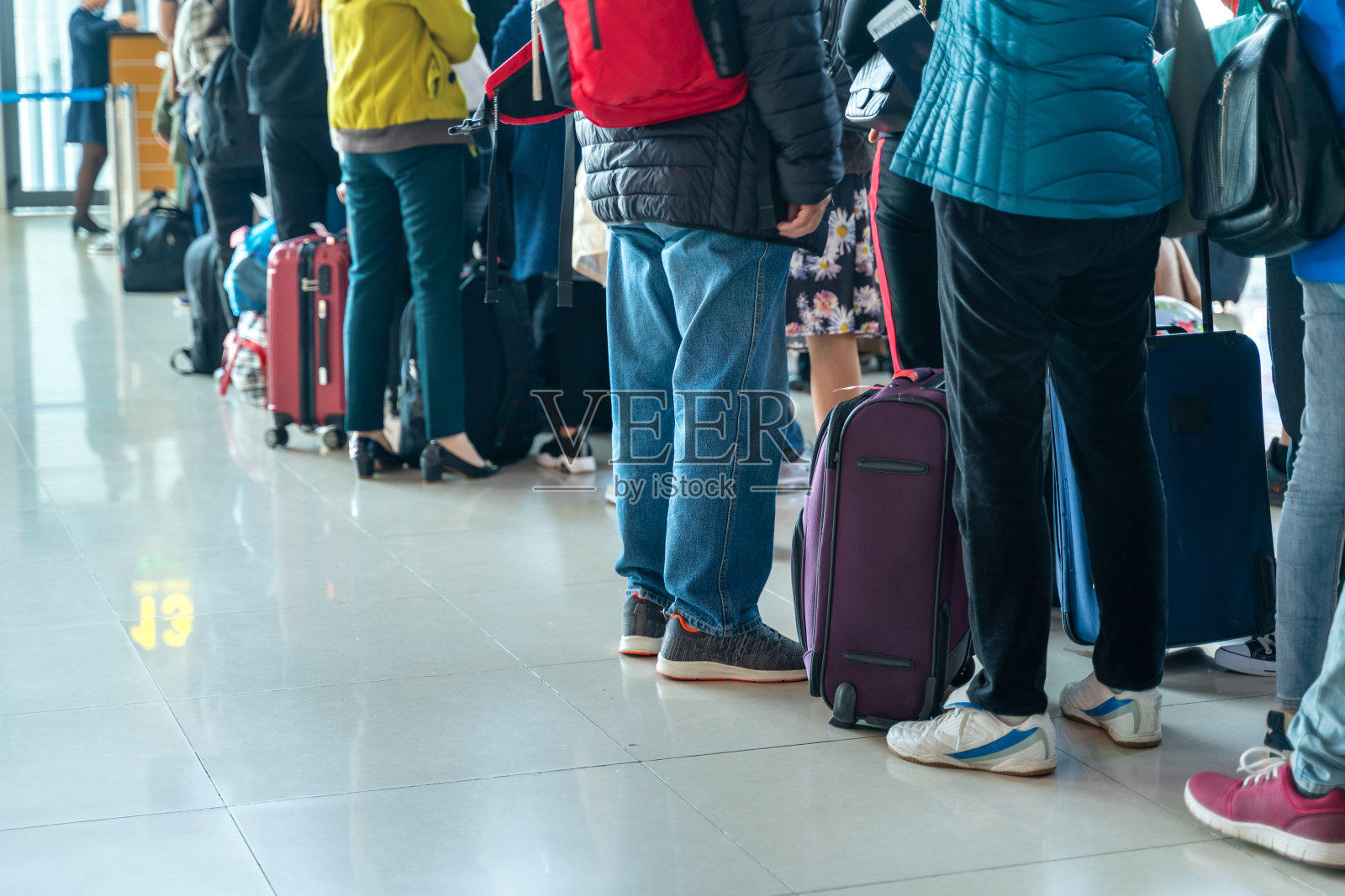 亚洲人在机场的登机口排队等候照片摄影图片