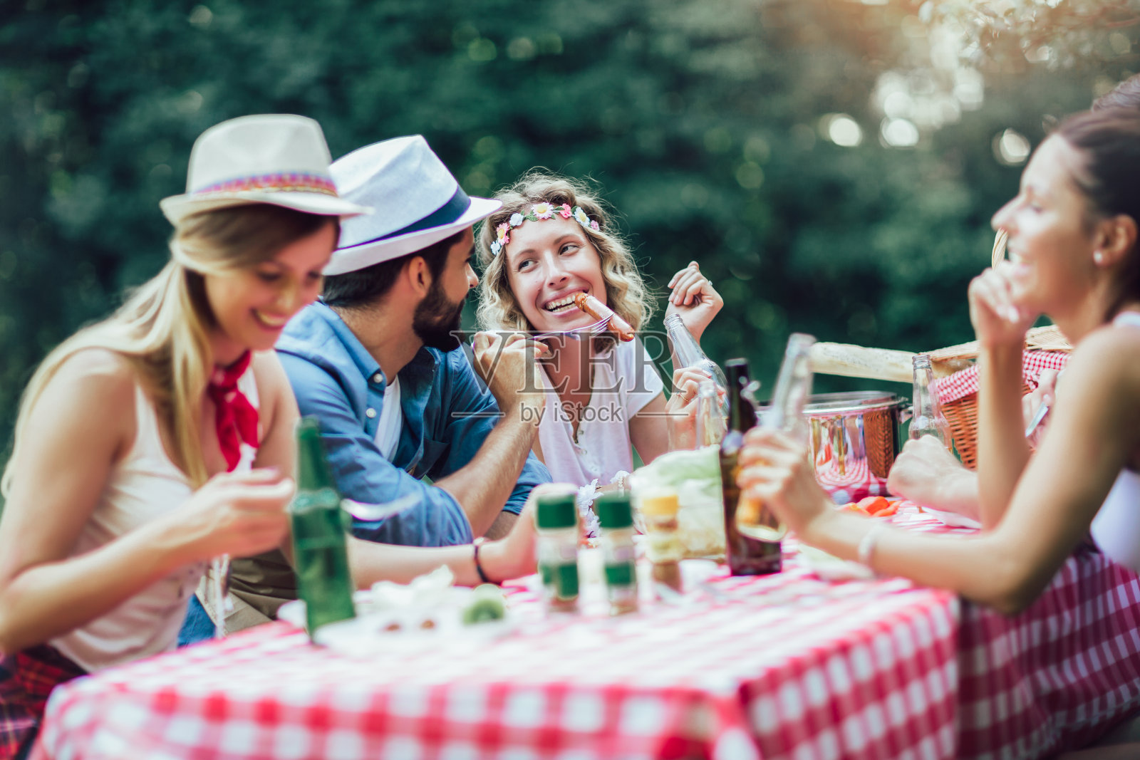 朋友们在户外一起享用午餐照片摄影图片