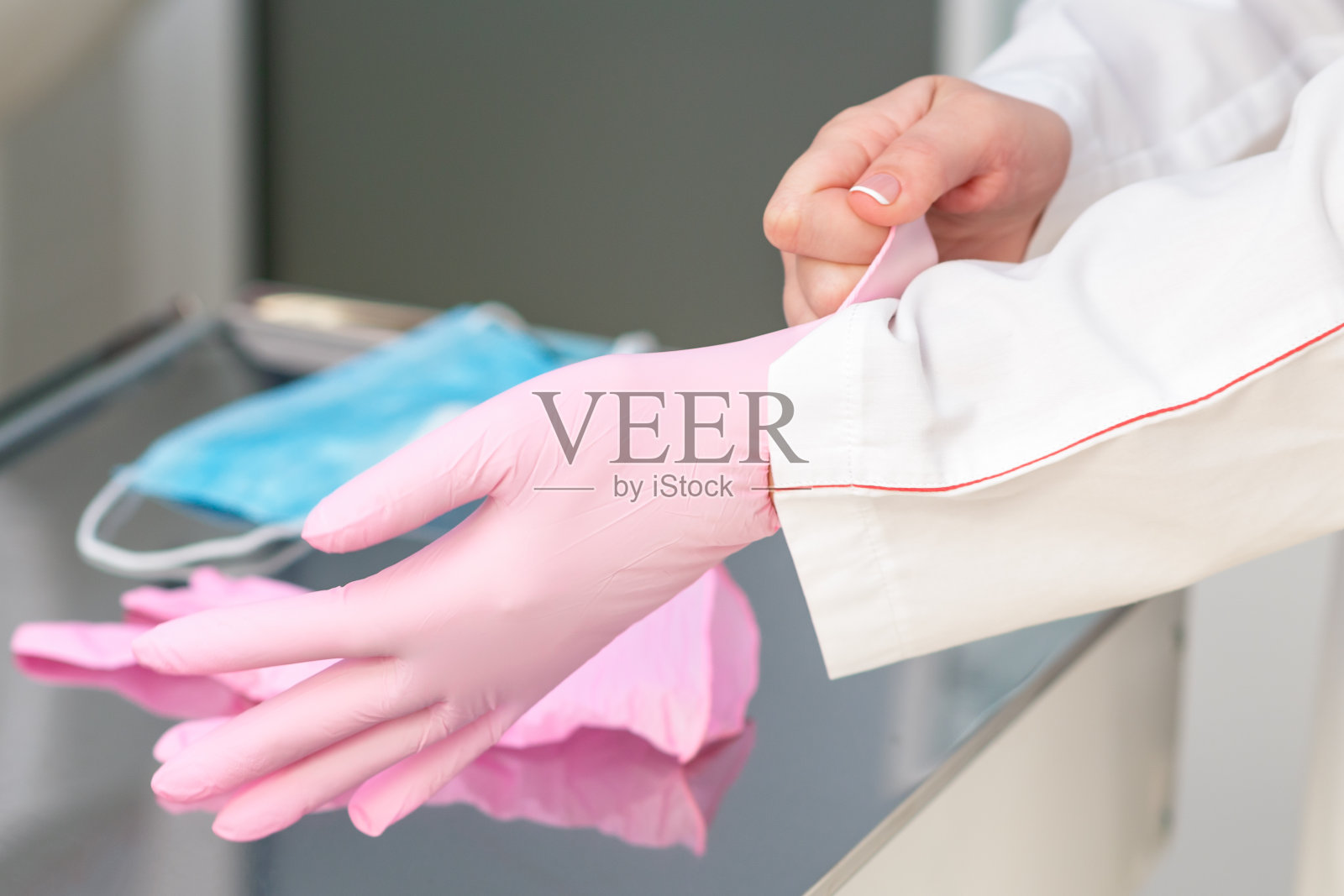 戴乳胶手套特写照片摄影图片