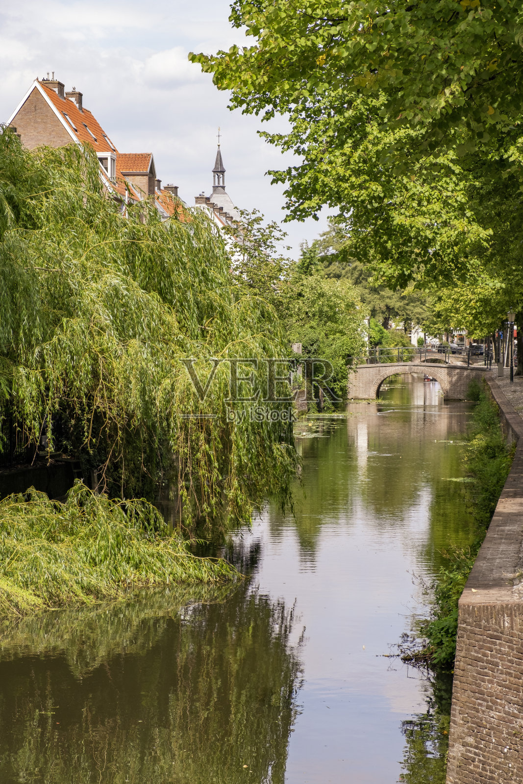在一个美丽的夏日,在阿默斯福特的Zuidsingel运河景色照片摄影图片