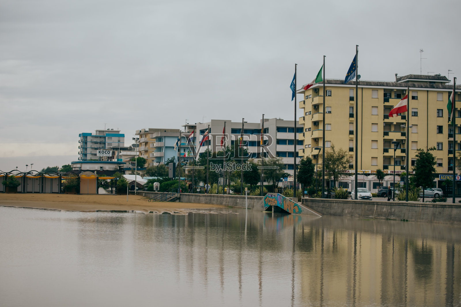 海浪拍打海面照片摄影图片
