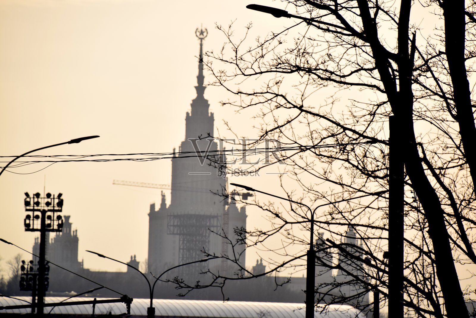 烟雾笼罩莫斯科国立大学照片摄影图片