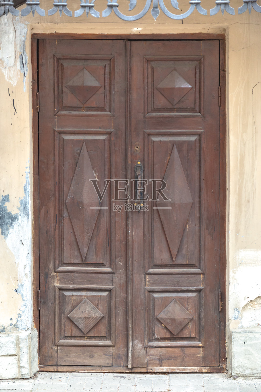 复古复古的木质大门装饰几何形状。照片摄影图片
