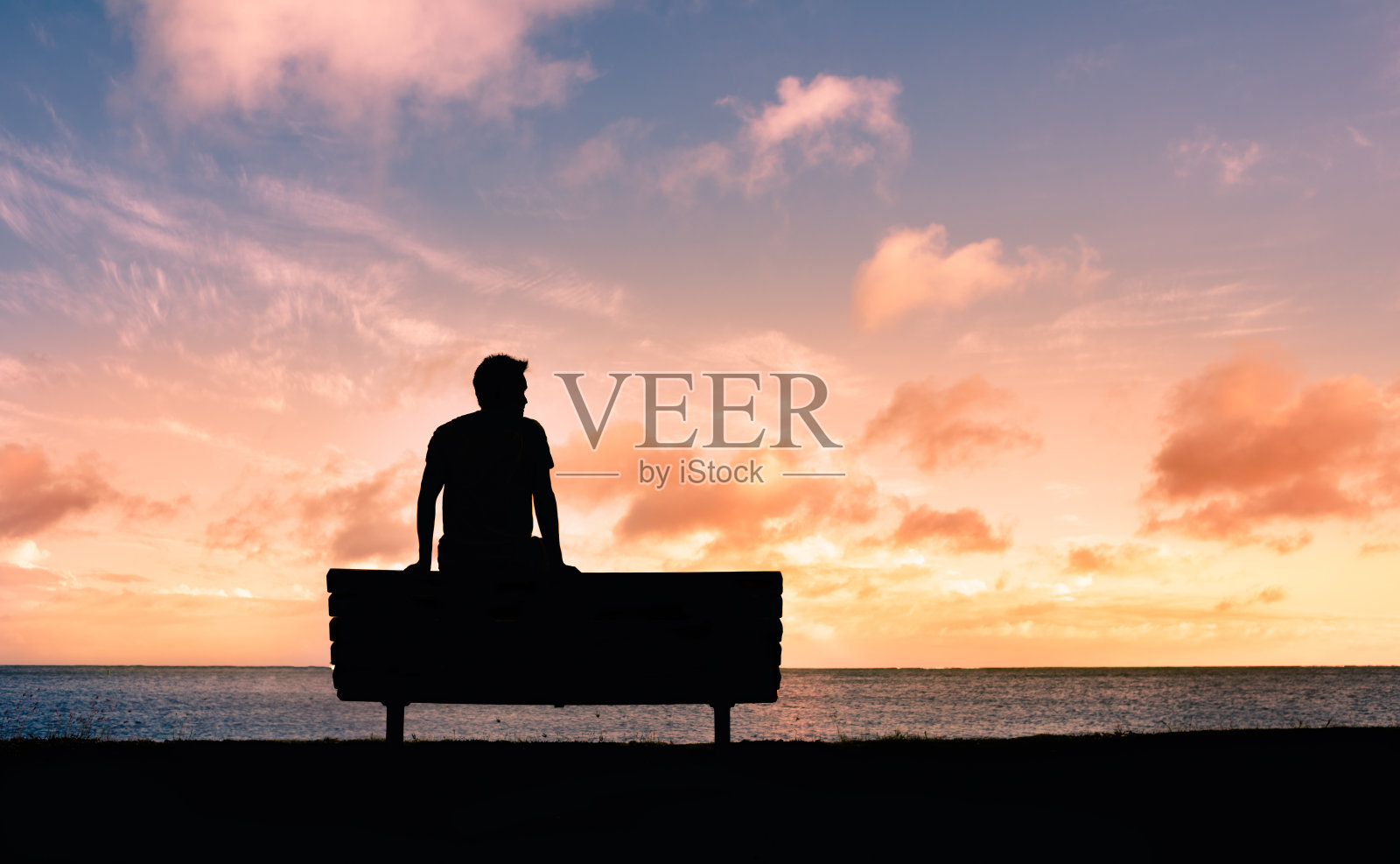 看日落的沉思男人照片摄影图片