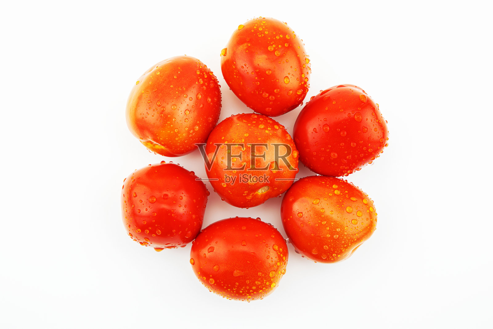 鲜红的番茄,白色背景上有孤立的水滴照片摄影图片