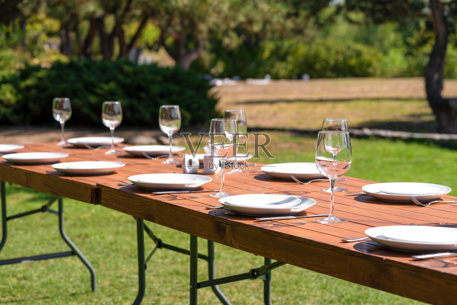 没有桌布的木桌。露天公园里的咖啡馆照片摄影图片