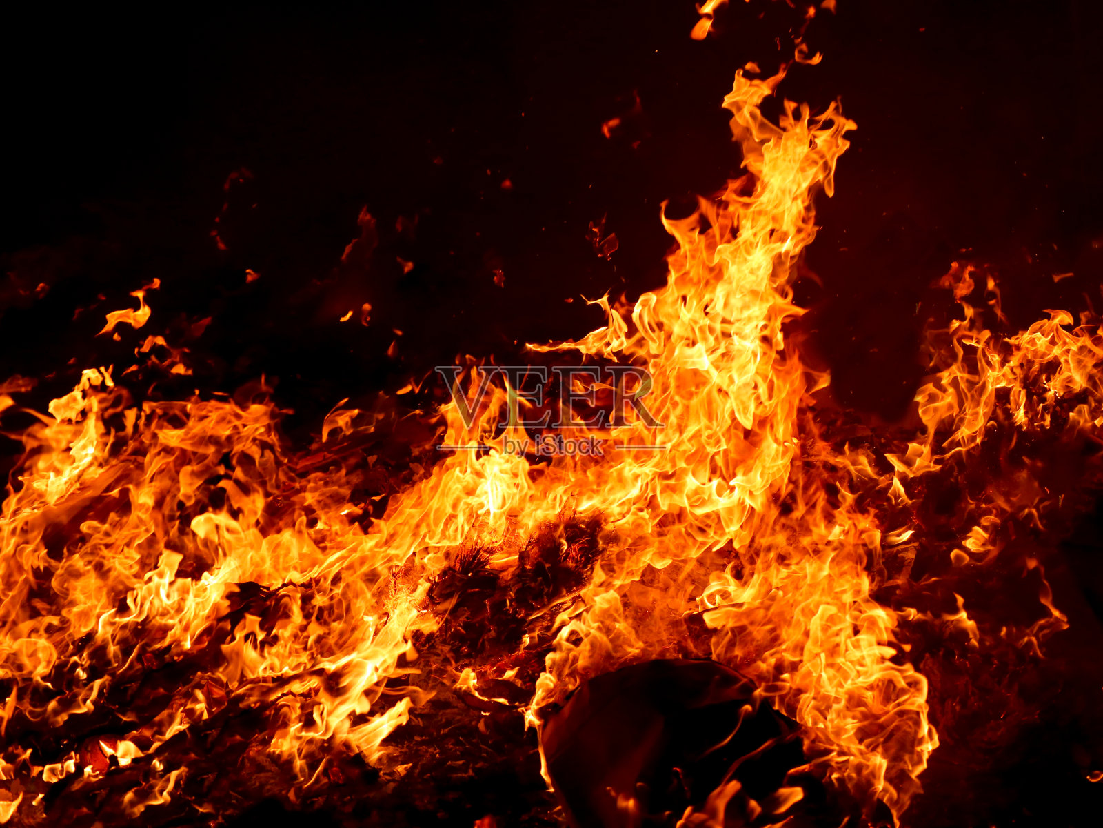 夜间篝火特写照片摄影图片