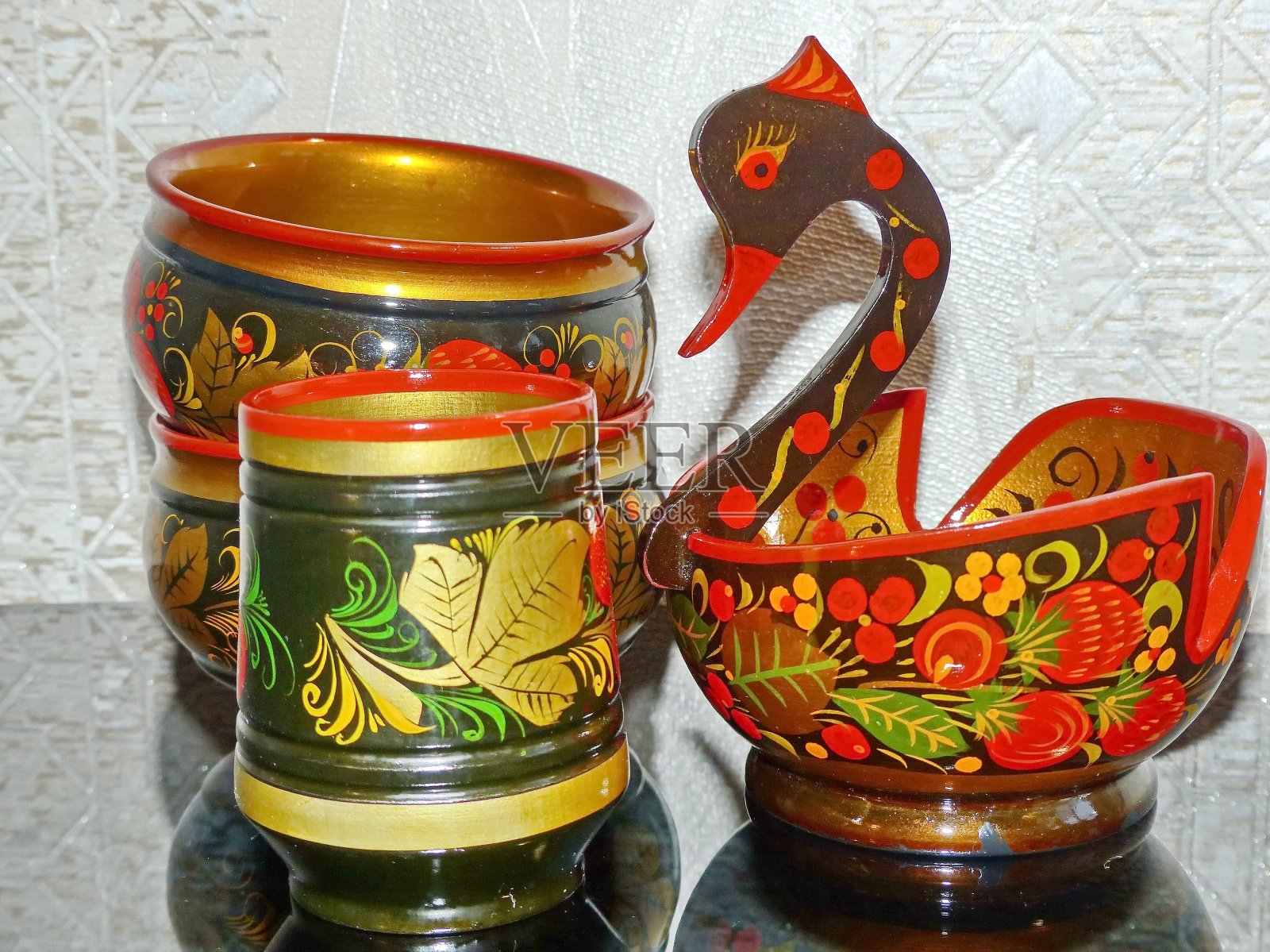 明亮的科赫罗玛鸟和厨房用具。khokhroma是十七世纪俄罗斯古老的民间工艺。Khokhloma的传统元素是红色多汁的山白蜡树浆果和草莓。照片摄影图片