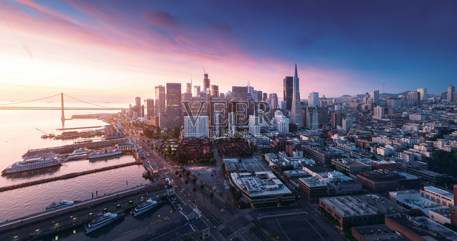 旧金山日出全景:海滨和市中心照片摄影图片