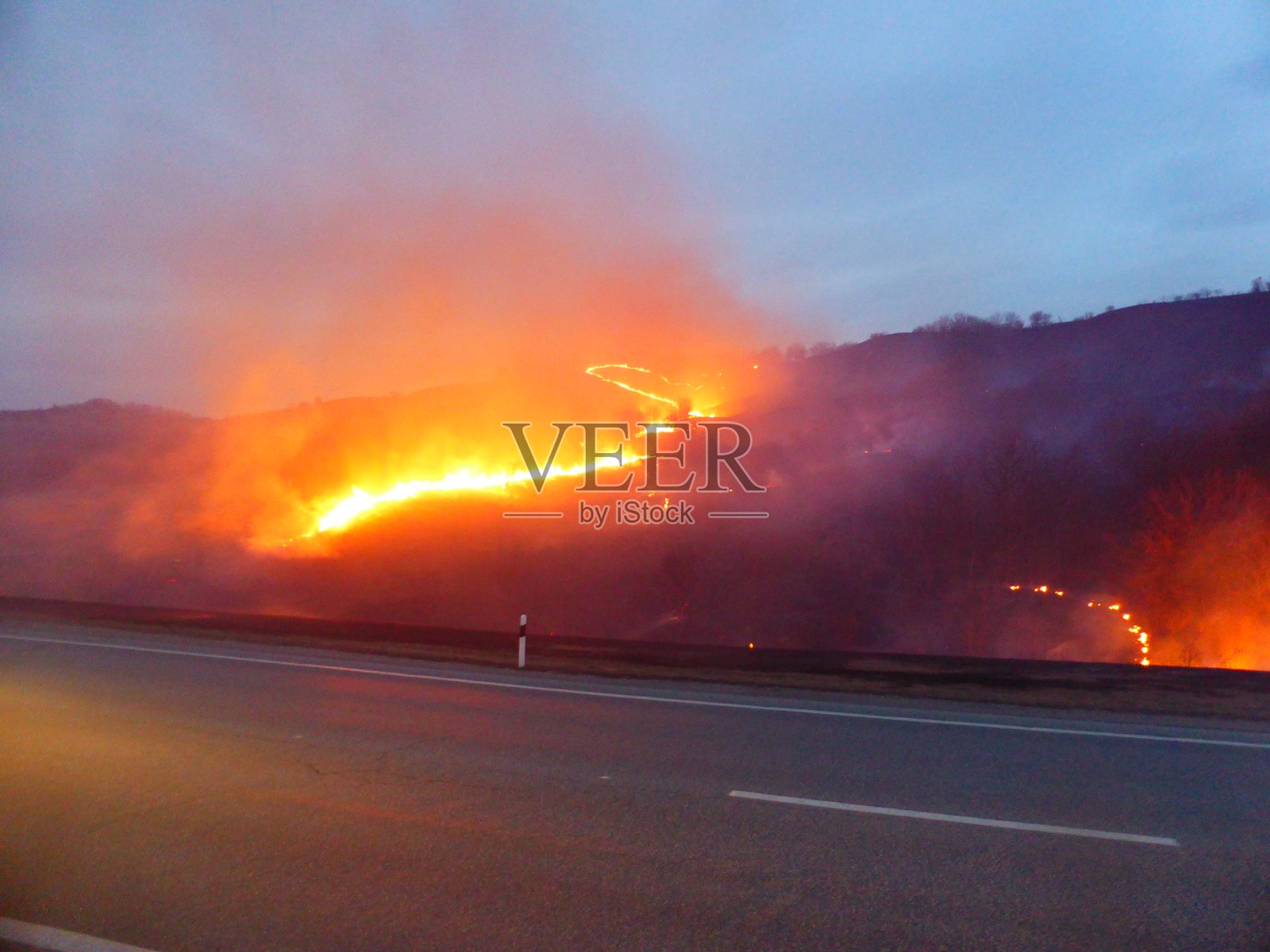 山坡上的森林火灾照片摄影图片