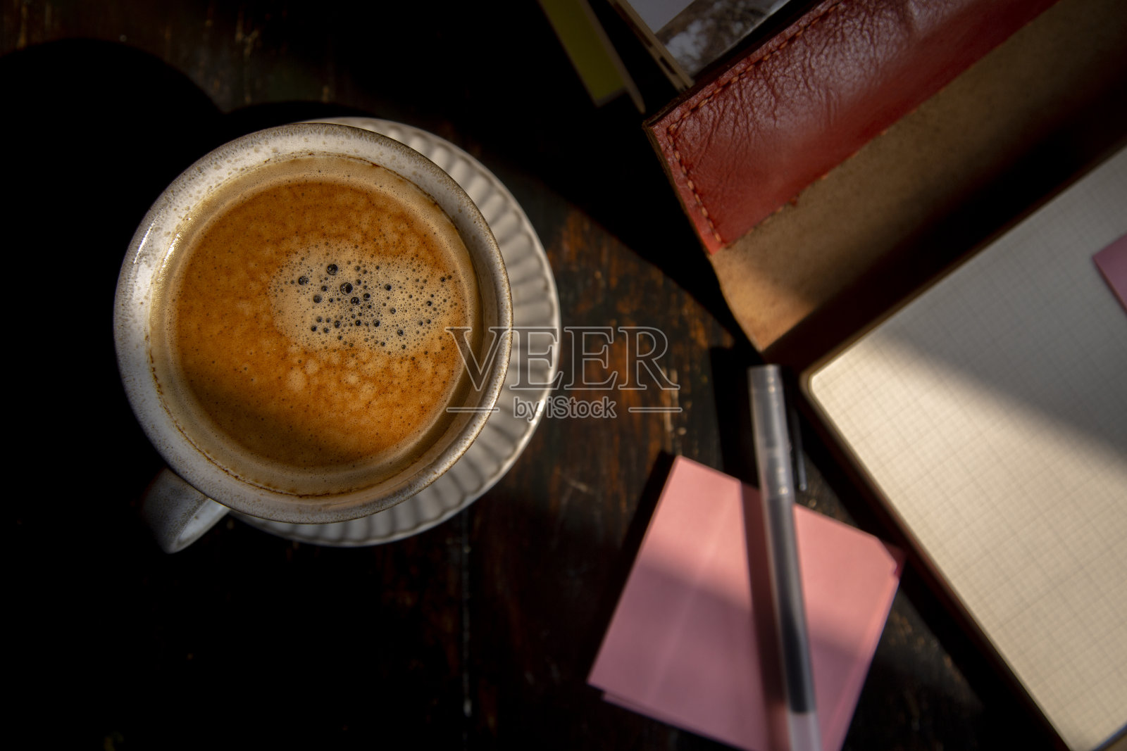 休息时间:木桌上放笔记本和咖啡照片摄影图片