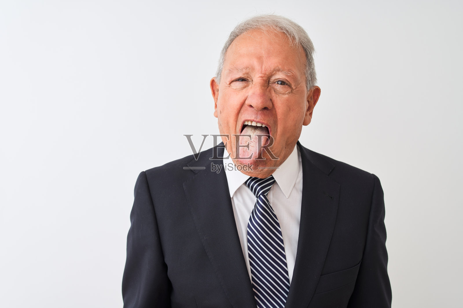 吐着舌头,表情滑稽的年长灰发商人,面部表情照片摄影图片