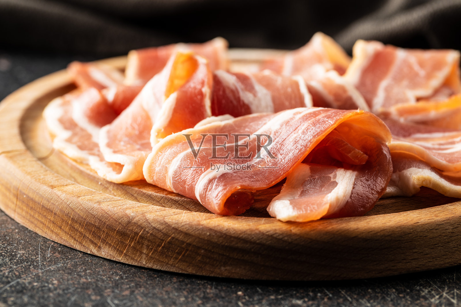 烟熏培根条。照片摄影图片