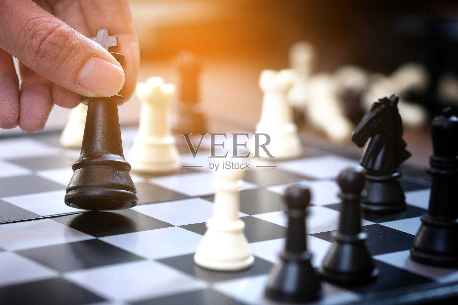 比赛中人们的手和将死棋盘上的战略规划指南。成功照片摄影图片