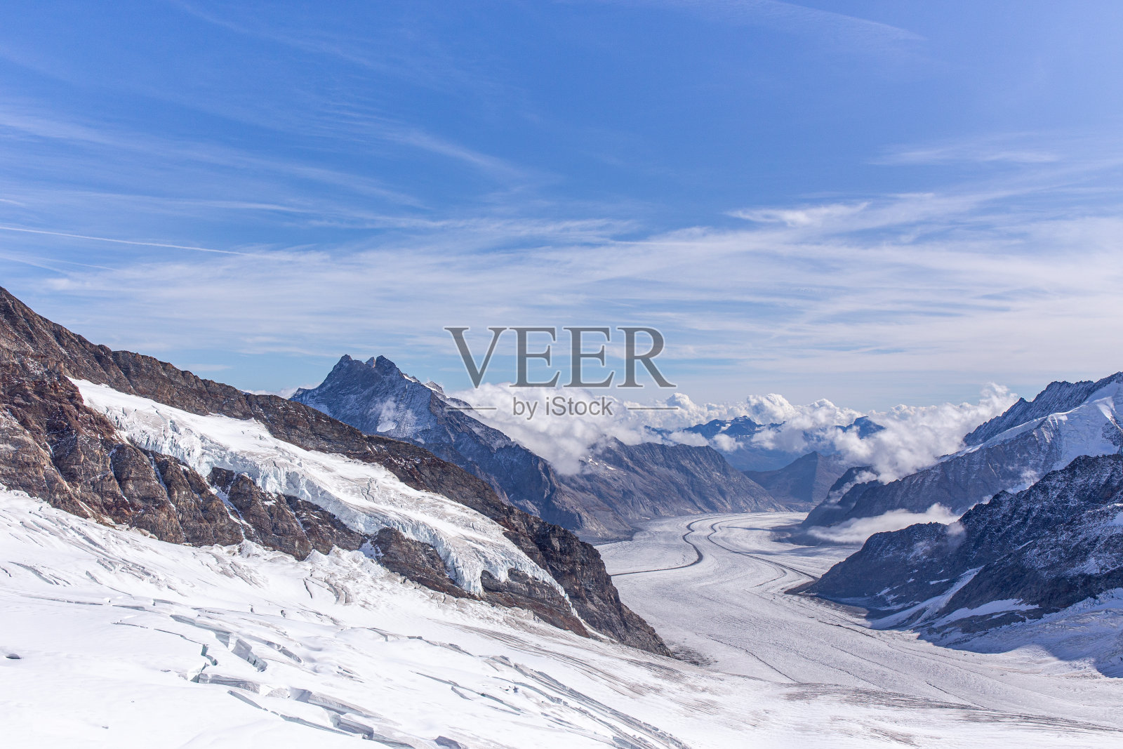 伟大的阿莱奇冰川世界遗产瑞士和伯尔尼阿尔卑斯山和少女峰雪山山顶从欧洲少女峰与蓝色的天空在夏季背景和复制空间,瑞士照片摄影图片