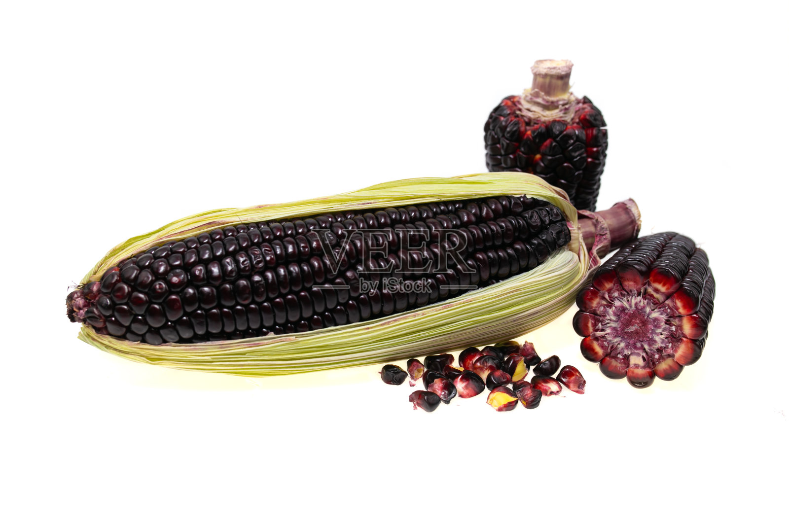 白色背景上分离的新鲜红色玉米,含成熟玉米颗粒裁剪路径(黑色玉米,紫色玉米)照片摄影图片