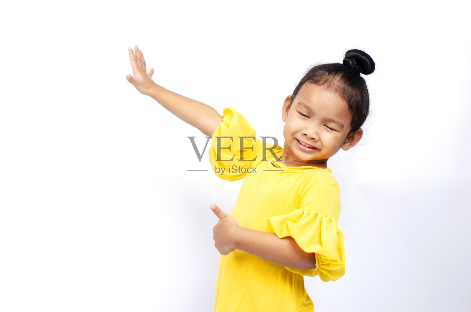 可爱亚洲女童的肖像,在白色背景上微笑,看起来快乐又滑稽照片摄影图片