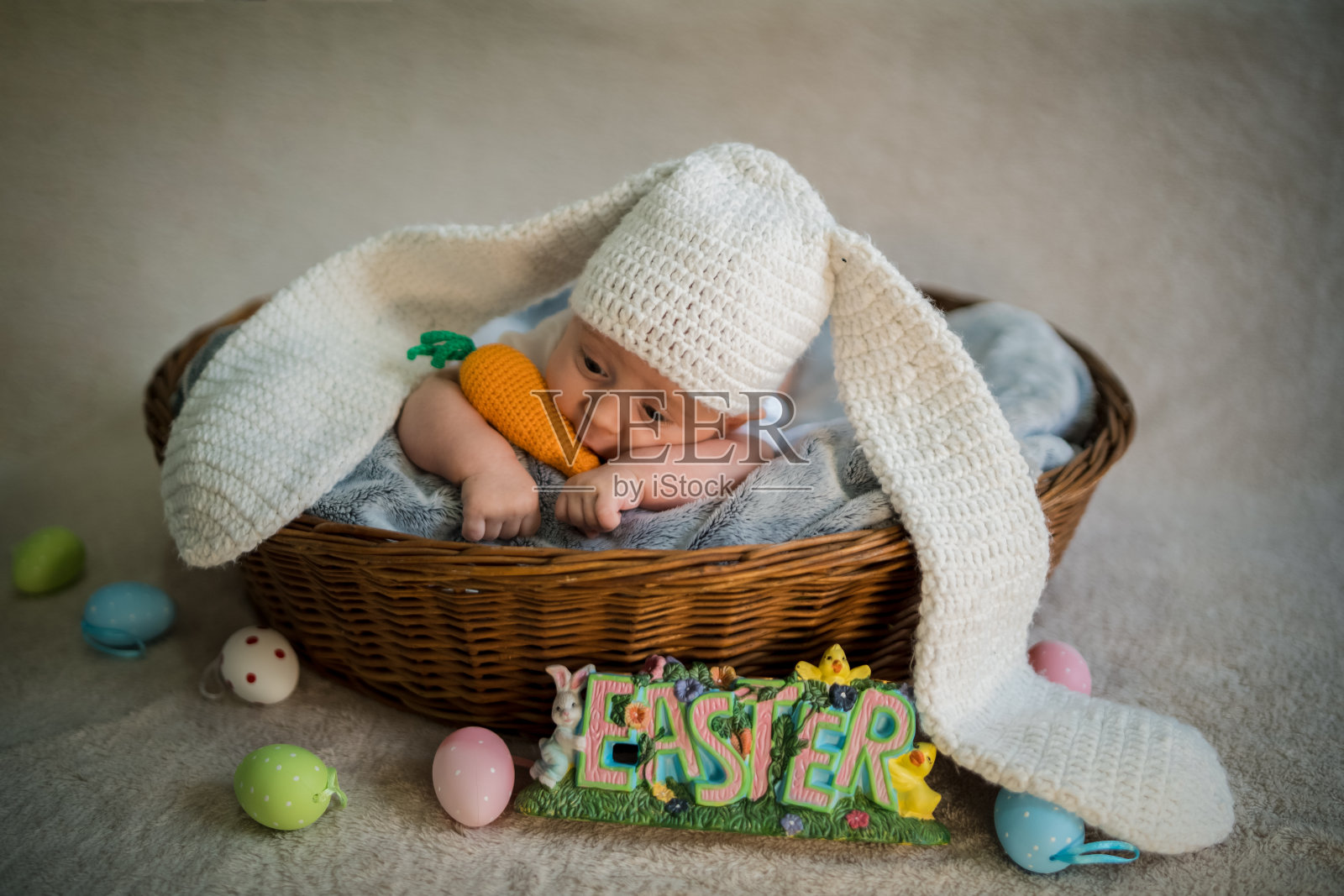 复活节兔子宝宝在篮子里和鸡蛋照片摄影图片