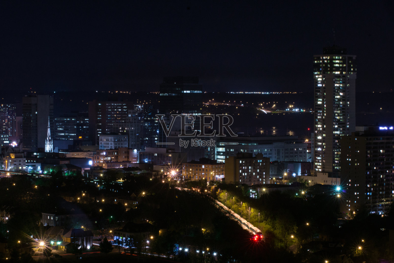 汉密尔顿,安大略-市中心的夜晚照片摄影图片