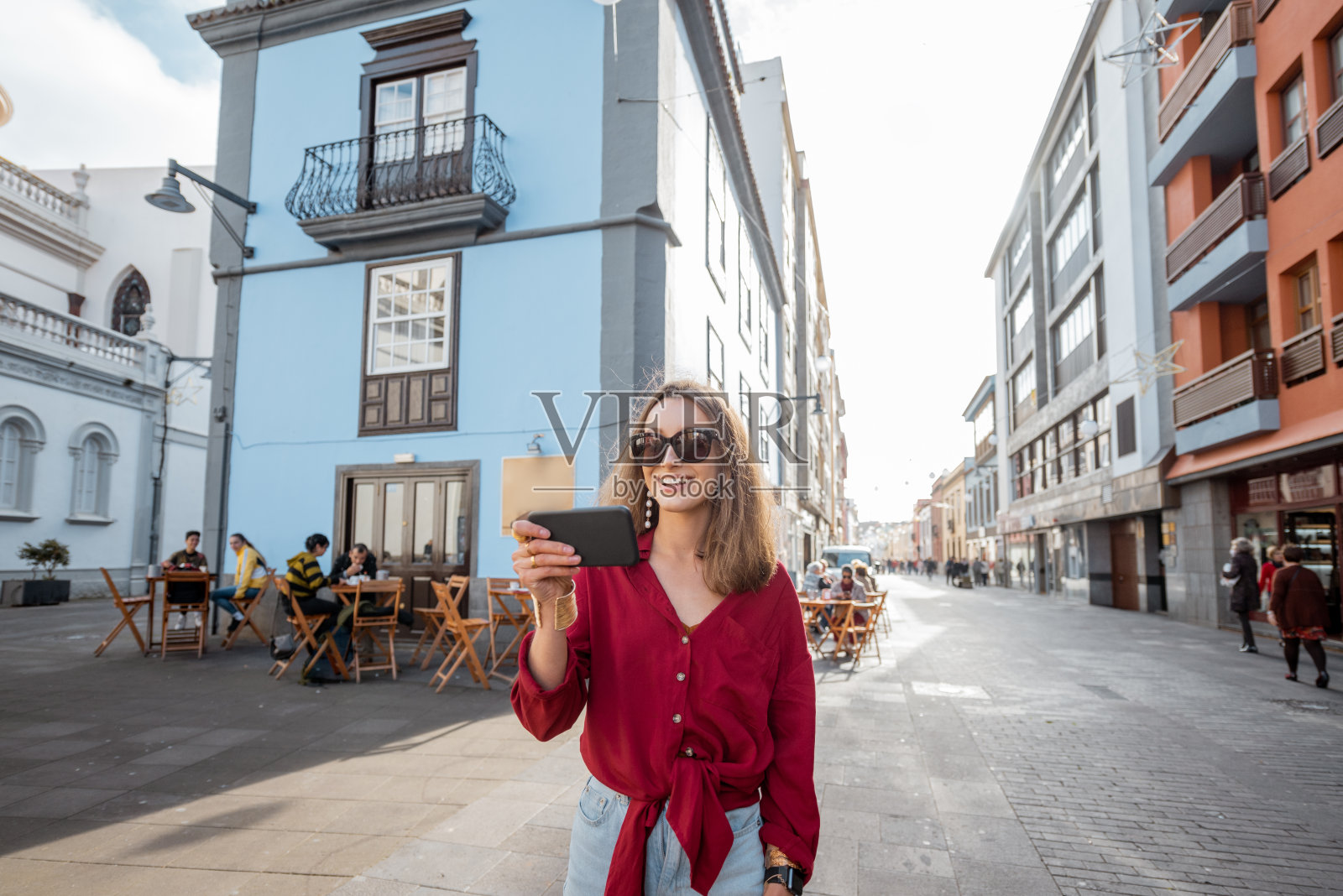 一名女子在西班牙特内里费岛拉古纳古城旅游照片摄影图片