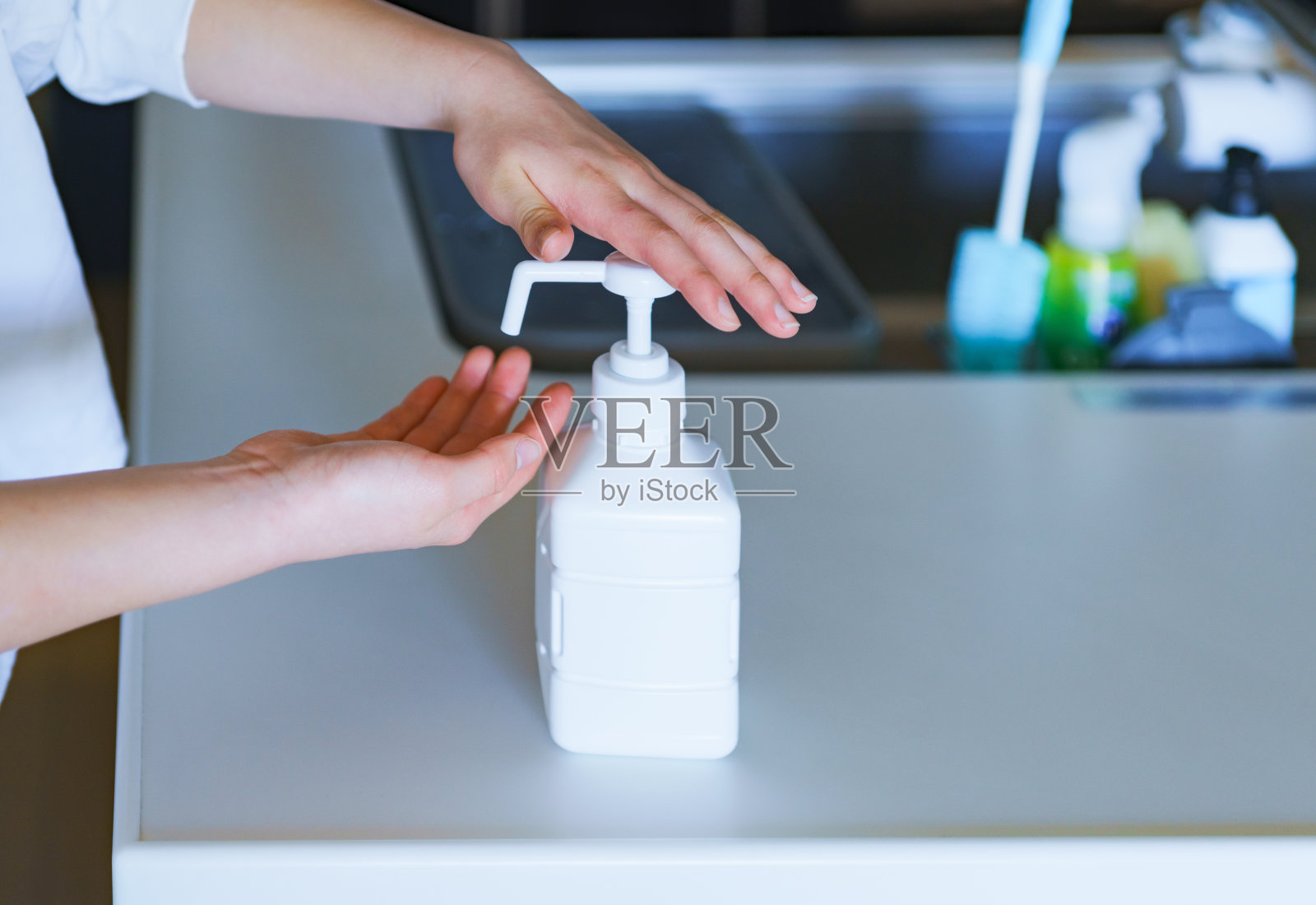用于消毒的酒精喷雾瓶照片摄影图片