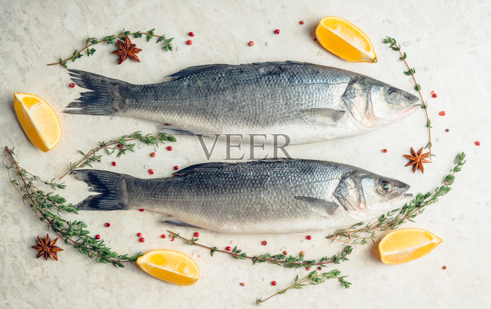 在乡村的背景上生的整条鲈鱼照片摄影图片