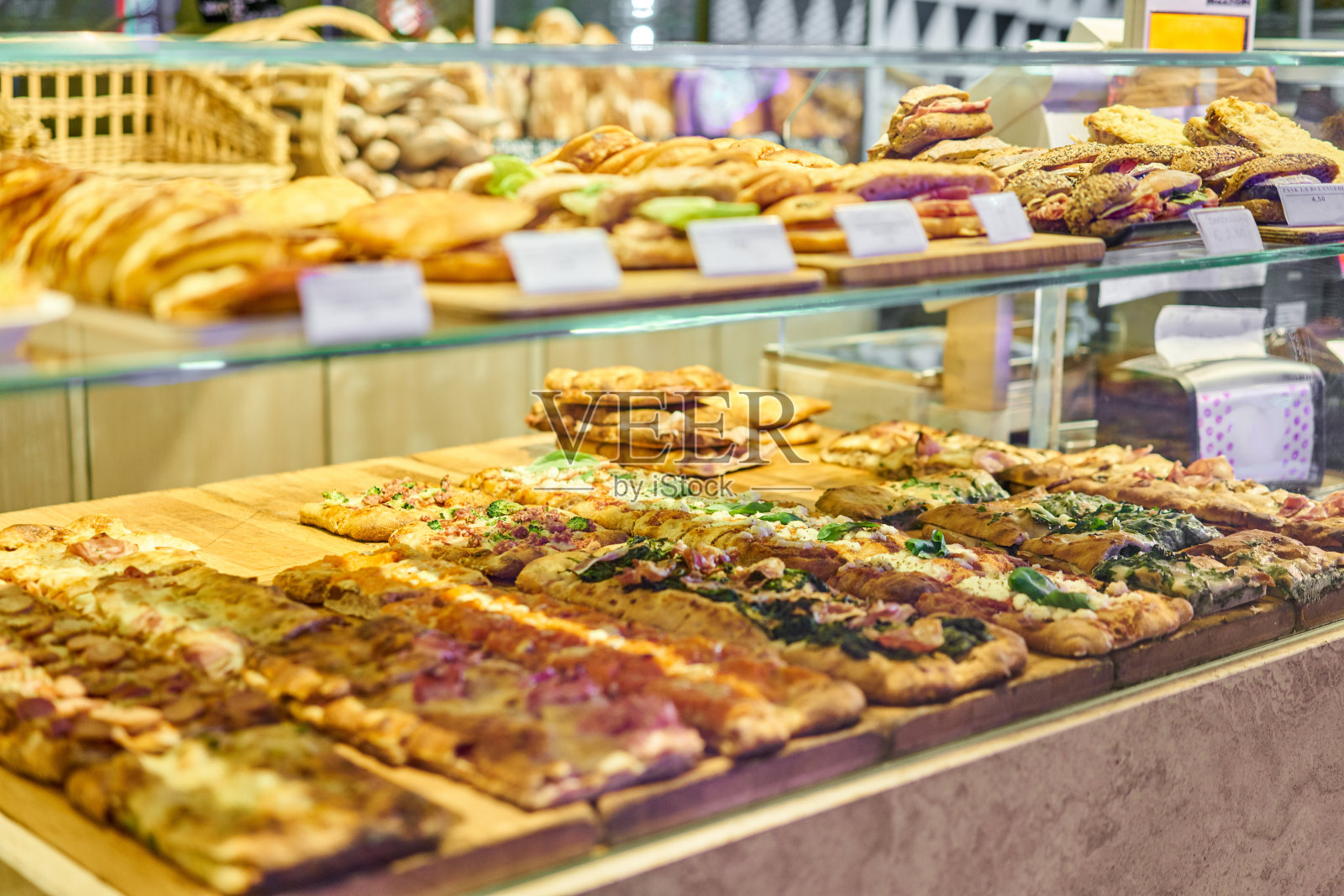 火腿奶酪牛角包咖啡馆货架上的热糕点照片摄影图片