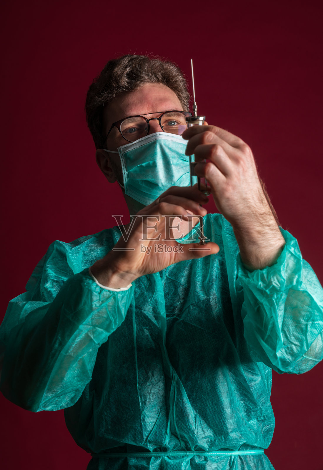 戴医用口罩的医生进行预防注射,戴眼镜的护士准备注射器,医务人员准备针对大流行和流感季节的疫苗接种,牙医穿着一次性医用服装照片摄影图片