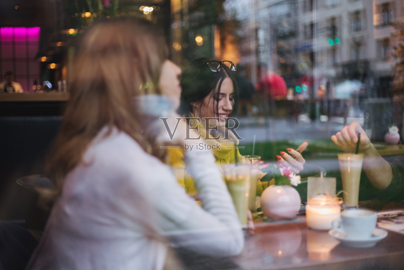 一群快乐的朋友一起在咖啡馆放松照片摄影图片