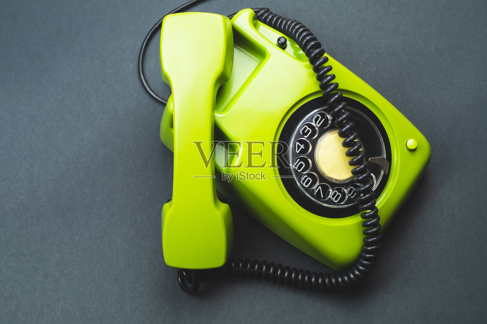 经典手机与手机。带电话听筒的老式绿色电话。办公室的背景。旧的通信技术照片摄影图片