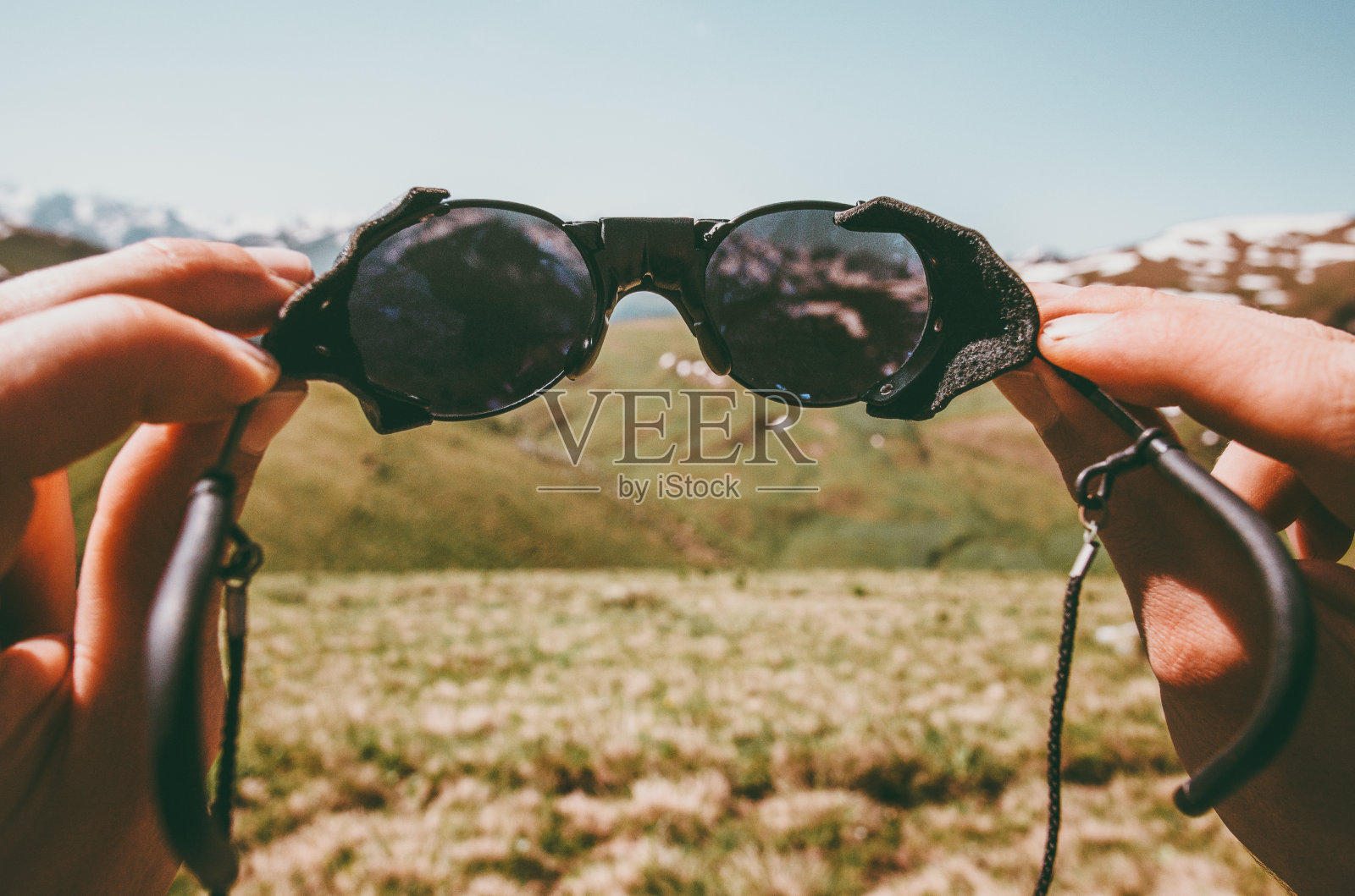 透过太阳镜看山景概念生活方式户外照片摄影图片