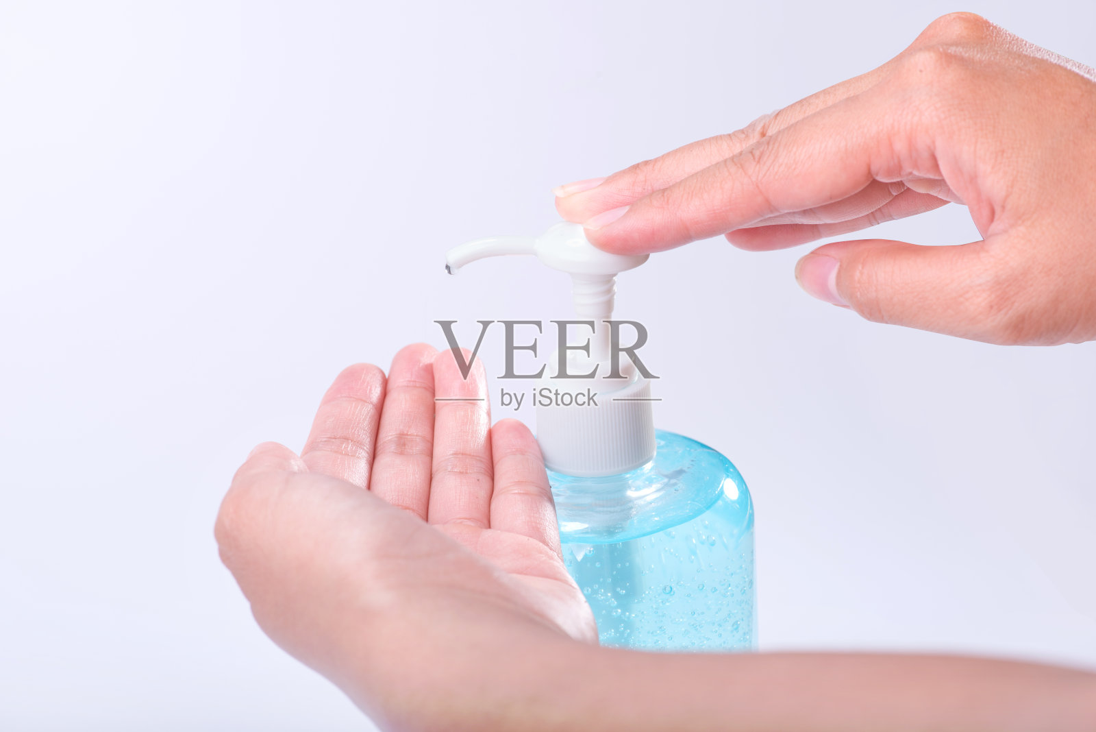 手持酒精洗手液,防止细菌感染,预防新型冠状病毒肺炎照片摄影图片
