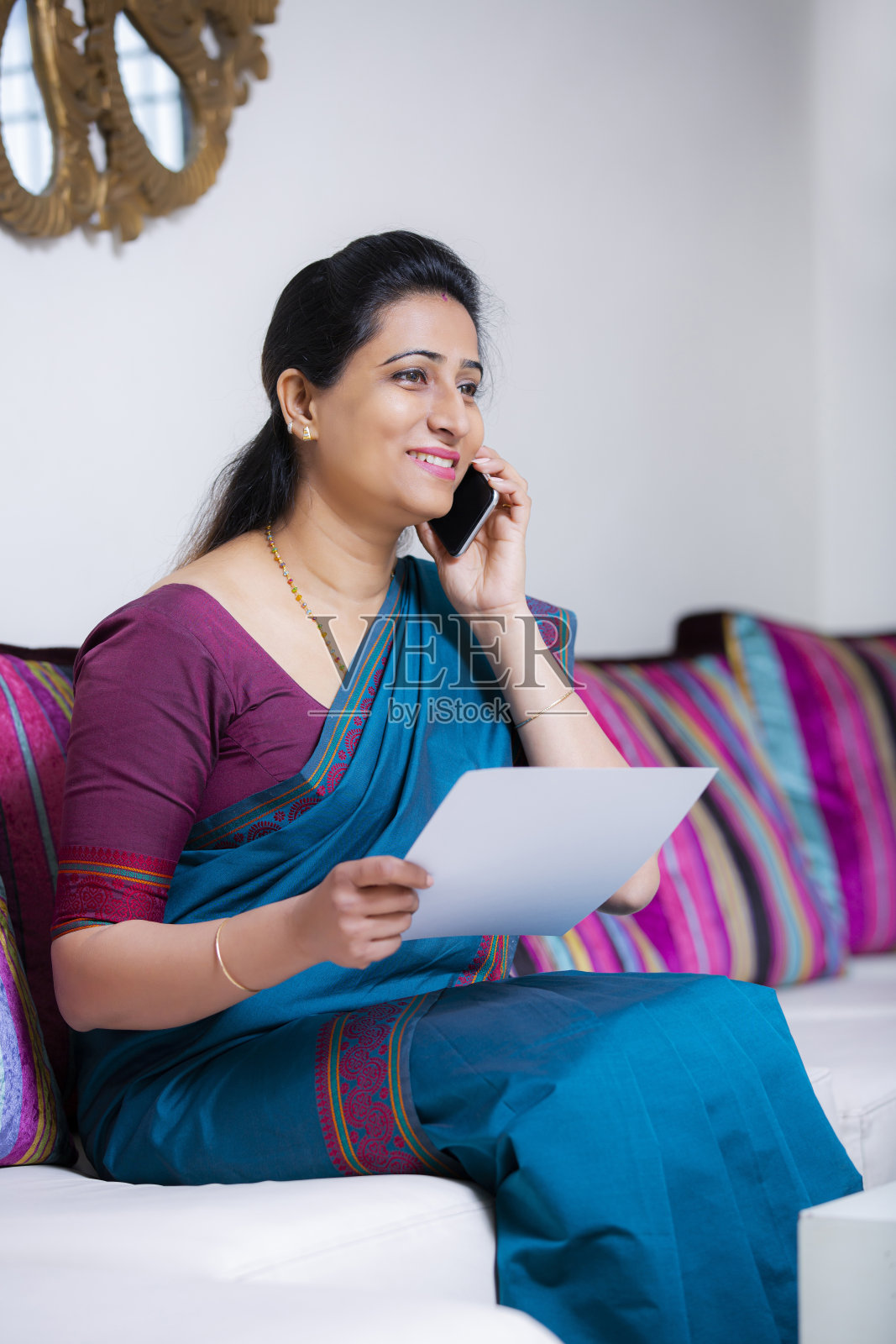 坐在沙发上的女人库存照片照片摄影图片